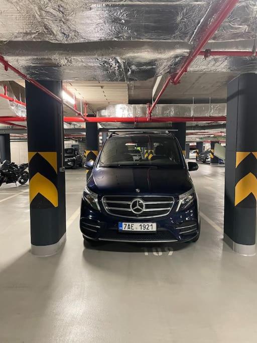 Apartment Karel With Garage Parking براغ المظهر الخارجي الصورة
